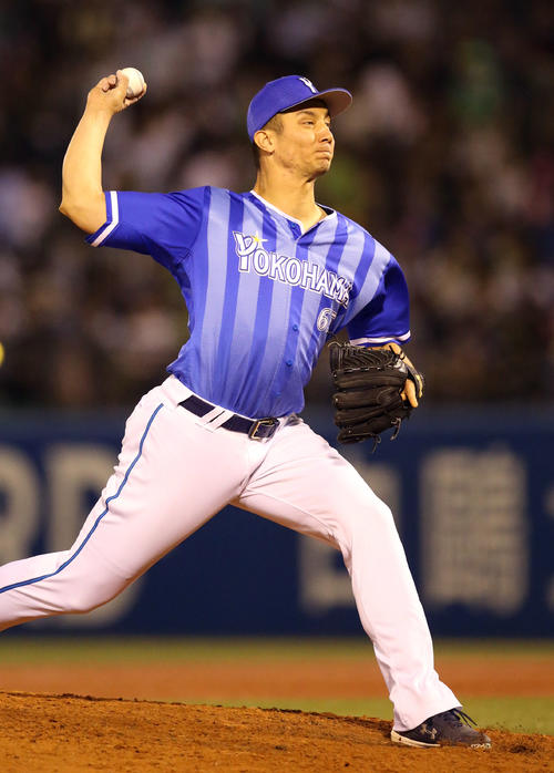 ヤクルト対DeNA　7回裏から登板する国吉（撮影・狩俣裕三）