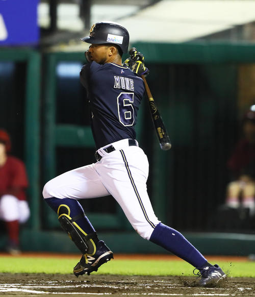楽天対オリックス　10回表オリックス2死二、三塁、宗は右前適時打を放つ（撮影・足立雅史）
