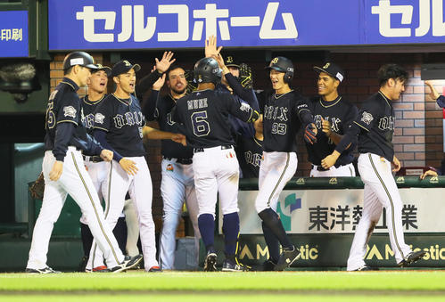 楽天対オリックス　10回表オリックス2死二、三塁、宗（中央6）は右前適時打を放ちナインに祝福される（撮影・足立雅史）