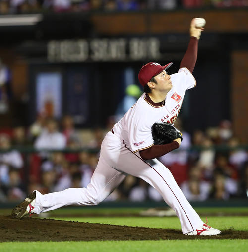 楽天対オリックス　楽天4番手の松井（撮影・足立雅史）