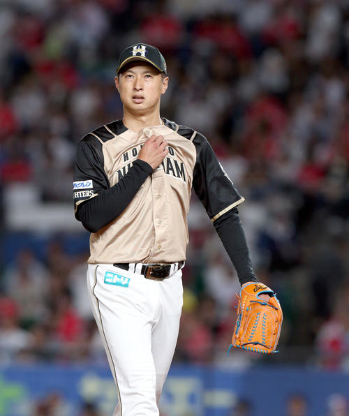 ロッテ対日本ハム　4回途中で降板する日本ハム村田（撮影・佐藤翔太）