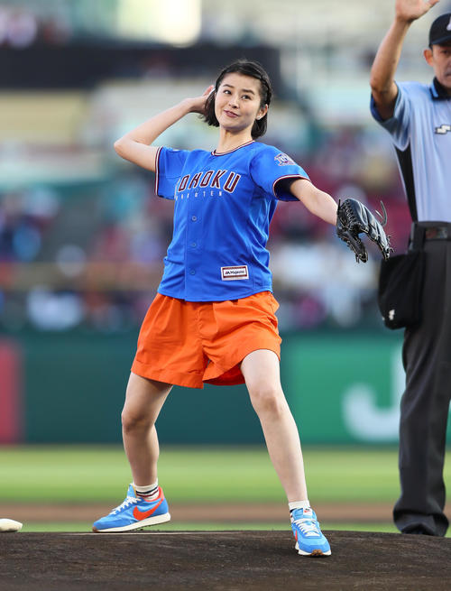 楽天対オリックス　始球式を行った鈴木ちなみ（撮影・足立雅史）