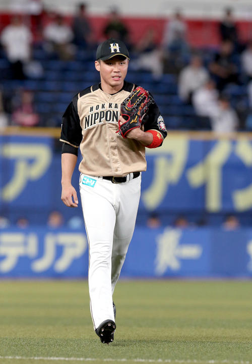ロッテ対日本ハム　6回途中でベンチに戻る日本ハム王柏融（2019年7月9日撮影）