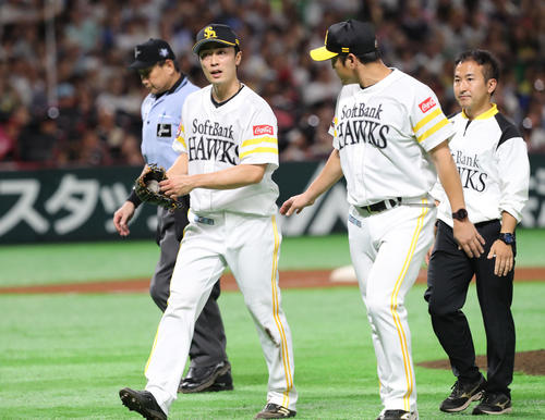 ソフトバンク対西武　5回表西武2死一、二塁、打者・外崎修汰のときいったんベンチに引きあげそのまま降板となった和田毅（撮影・梅根麻紀）