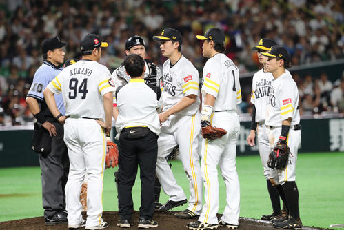 ソフトバンク対西武　5回表西武2死一、二塁、打者・外崎修汰のときいったんベンチに引きあげそのまま降板となった和田毅（撮影・梅根麻紀）