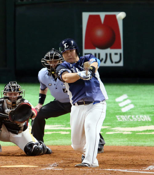 ソフトバンク対西武　7回表西武2死、中村剛也は左越えにソロ本塁打を放つ（撮影・栗木一考）