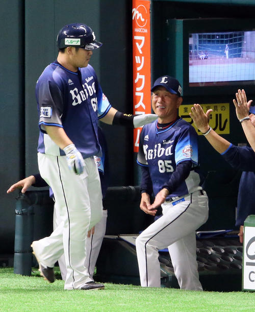 ソフトバンク対西武　7回表西武2死、中村剛也は左越えにソロ本塁打を放ち辻発彦監督（右）の出迎えを受ける（撮影・栗木一考）