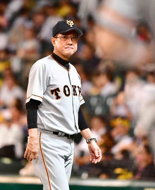 阪神対巨人　選手交代を告げてベンチへ引き揚げる巨人原監督（撮影・小沢裕）