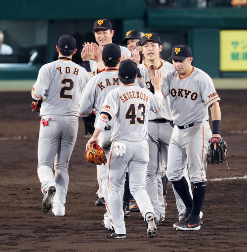 阪神対巨人　阪神に3連勝し、タッチを交わして喜ぶ巨人ナイン（撮影・前田充）