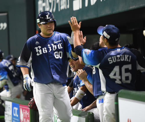 7回表西武2死、中村は左越えにソロ本塁打を放ち、ナインに迎えられ、プロ通算399号（撮影・今浪浩三）