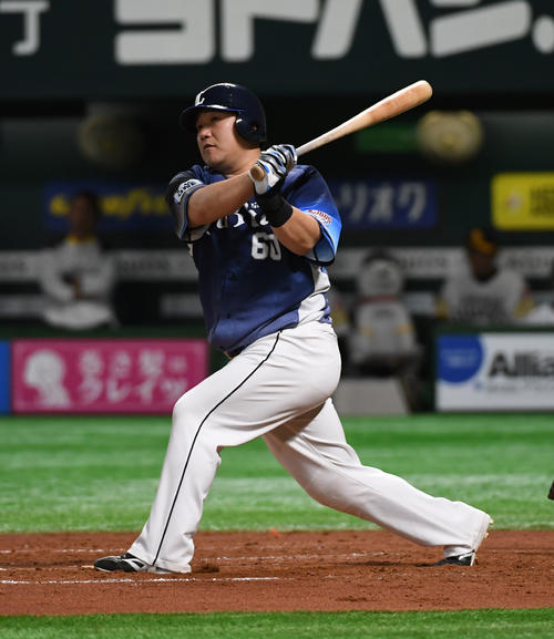 7回表西武2死、中村は左越えにプロ通算399号本塁打を放つ（撮影・今浪浩三）