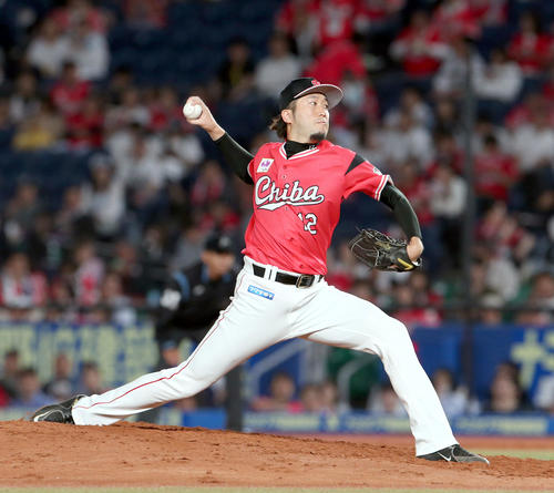 ロッテ対日本ハム　5回から登板するロッテ石川（撮影・佐藤翔太）