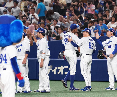 試合終了、前半戦の最終戦を逆転で勝利しナインを迎える中日・与田剛監督（撮影・森本幸一）