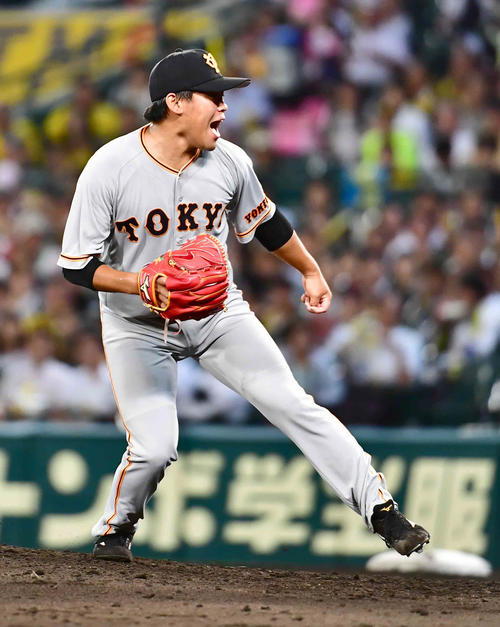 阪神対巨人　6回裏阪神2死、巨人3番手で登板した田口は上本を見逃し三振に仕留め雄たけびを上げる（撮影・小沢裕）