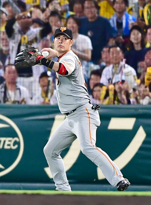 阪神対巨人　6回裏阪神無死、糸井の右前打を捕球した巨人亀井は素早く一塁へ送球する（撮影・小沢裕）