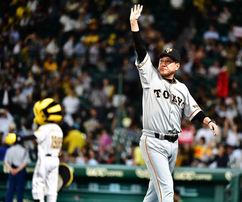 阪神戦で3連勝を飾り前半戦を貯金17で終えた巨人原監督はファンの声援に応える（撮影・小沢裕）