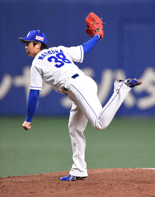 6回表、登板する松葉（撮影・森本幸一）
