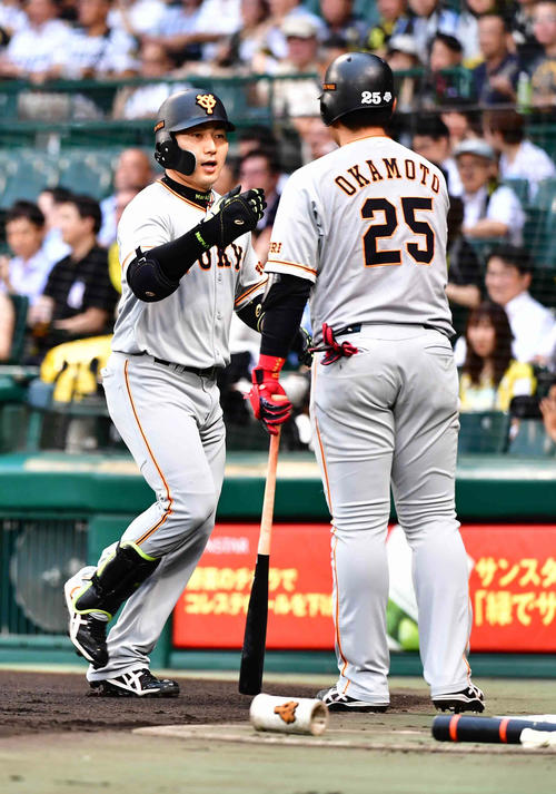 阪神対巨人　1回表巨人2死、丸（左）は右越えに先制ソロ本塁打を放ち岡本の祝福を受ける（撮影・小沢裕）