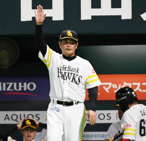 手を挙げて球審を呼ぶ工藤公康監督（撮影・今浪浩三）