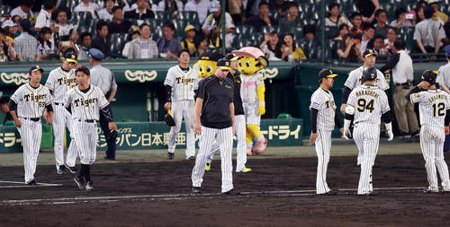 阪神対巨人　巨人に3連敗を喫し、うつむきながらファンへのあいさつに向かうメッセンジャー（中央）ら阪神ナイン（撮影・前田充）