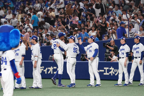 中日対広島　試合終了、前半戦の最終戦を逆転で勝利しナインを迎える中日・与田剛監督（撮影・森本幸一）