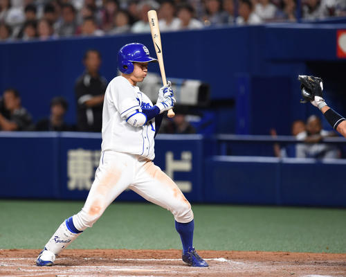 中日対広島　8回裏中日2死満塁、京田は勝ち越しの押しだし四球を選ぶ（撮影・森本幸一）