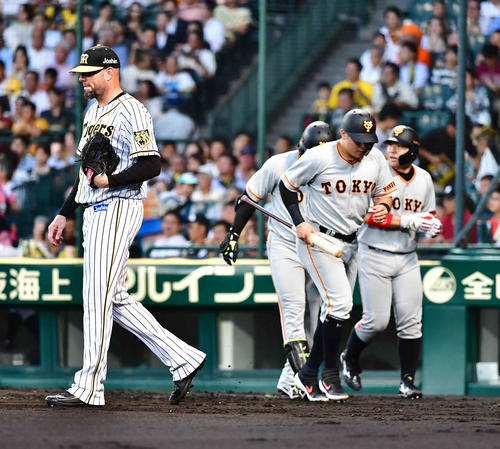 阪神対巨人　2回表巨人2死満塁、阪神先発のメッセンジャー（左）は坂本勇に中前2点適時打を許す（撮影・小沢裕）