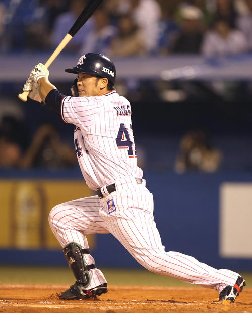 ヤクルト対DeNA　7回裏ヤクルト2死二塁、左前適時打を放つ雄平（撮影・狩俣裕三）