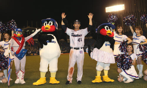 ヤクルト対DeNA　ヒーローインタビュー後、ファンと喜びを分かち合う雄平（中央）（撮影・狩俣裕三）