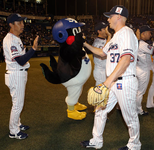 ヤクルト対DeNA　試合後、マクガフ（右）を迎える小川監督（撮影・狩俣裕三）