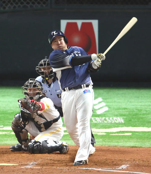 ソフトバンク対西武　7回表西武2死三塁、山川穂高は左越えに2点本塁打を放つ（撮影・栗木一考）