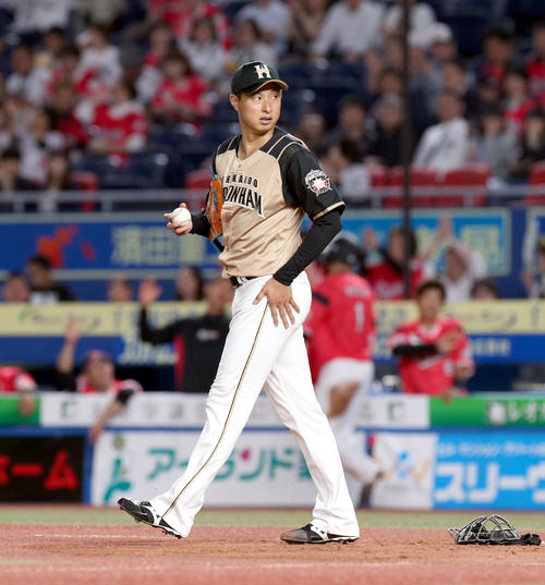 4回裏ロッテ2死二塁、角中に左前適時打を打たれる日本ハム村田（撮影・佐藤翔太）