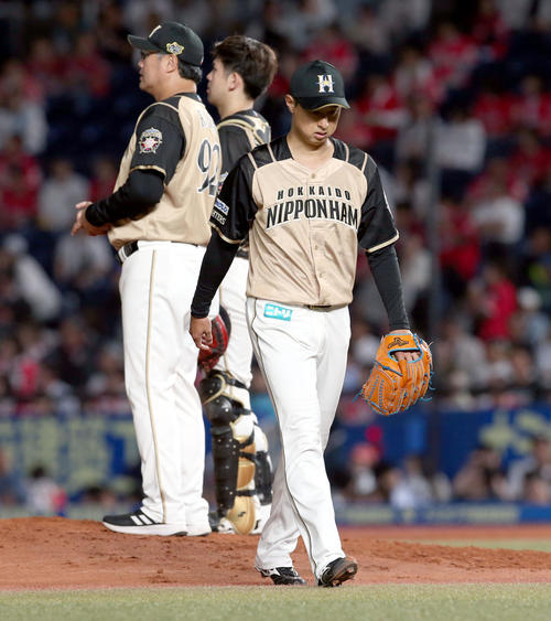 ロッテ対日本ハム　4回途中で降板する日本ハム村田（撮影・佐藤翔太）