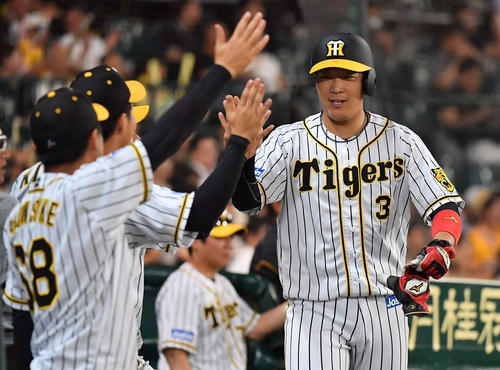 6回裏阪神1死二塁、マルテの右前適時打で生還しナインとハイタッチする大山（撮影・上田博志）