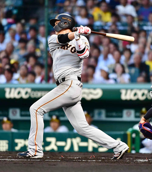 阪神対巨人　2回表巨人2死満塁、坂本勇は中前に2点適時打を放つ（撮影・小沢裕）