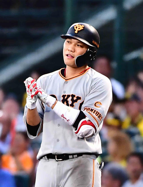 阪神対巨人　2回表巨人2死満塁、坂本勇は中前に2点適時打を放ち笑顔を見せる（撮影・小沢裕）