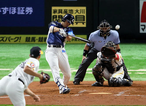 7回表西武無死、秋山翔吾は左中間へ二塁打を放つ。投手川原弘之（撮影・栗木一考）