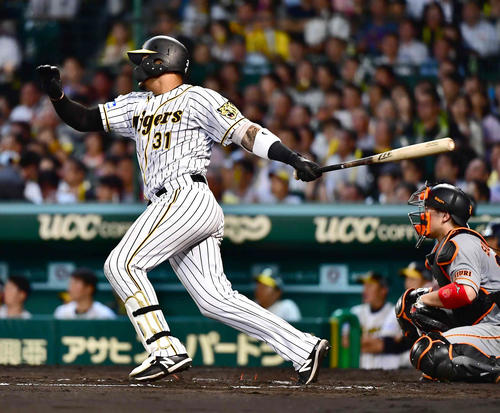 阪神対巨人　6回裏阪神1死二塁、マルテは右前適時打を放つ（撮影・小沢裕）
