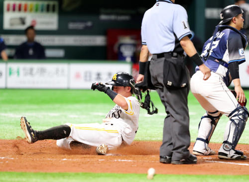 3回裏ソフトバンク1死二、三塁、福田の中犠飛で生還する三塁走者牧原（撮影・梅根麻紀）