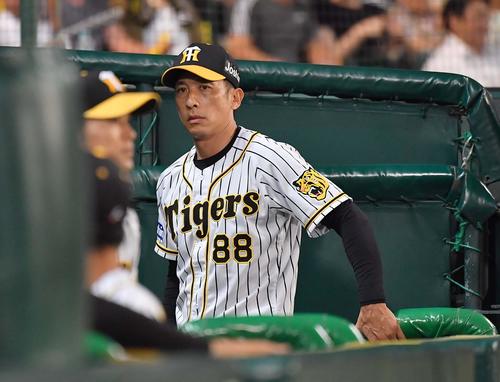 阪神対巨人　投手交代を告げベンチに戻る矢野監督（撮影・上田博志）
