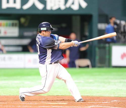 7回表西武2死、中村剛也は左越えにソロ本塁打を放つ（撮影・梅根麻紀）
