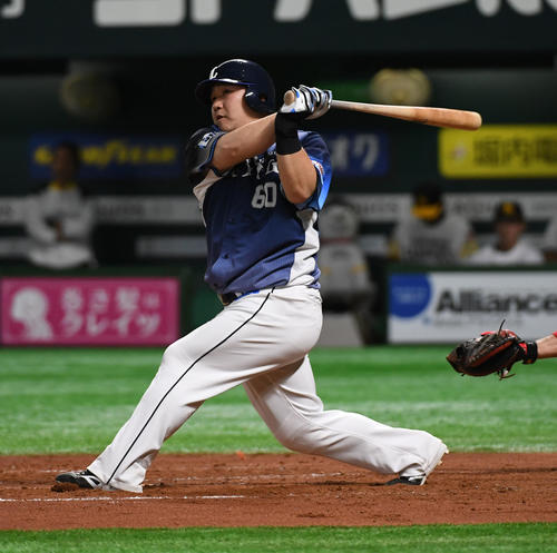 7回表西武2死、中村は左越え本塁打を放つ（撮影・今浪浩三）