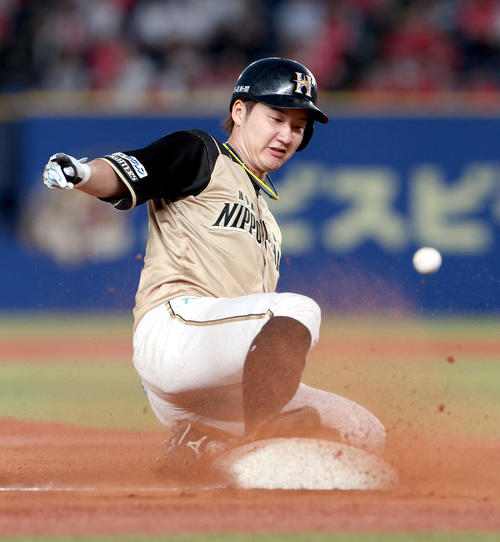ロッテ対日本ハム　4回表日本ハム1死、渡辺は右翼フェンス直撃の三塁打を放つ（撮影・佐藤翔太）