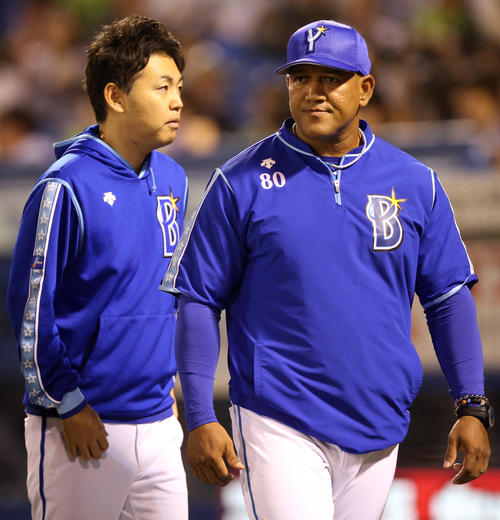 ヤクルト対DeNA　6回裏、丸山通訳（左）といっしょに選手交代を告げるラミレス監督（撮影・狩俣裕三）