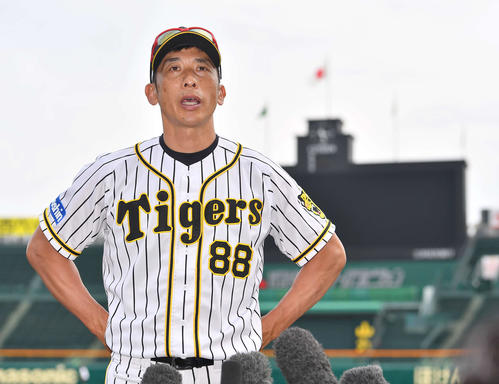 前半戦の総括をする矢野監督（撮影・上田博志）