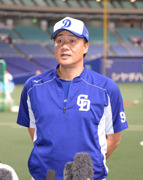 前半戦を総括する中日与田監督（撮影・森本幸一）