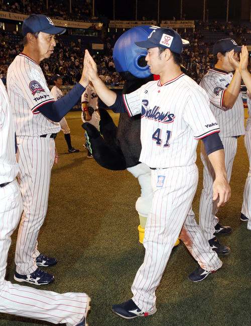 ヤクルト対DeNA　試合後、小川監督（左）とタッチを交わす雄平（撮影・狩俣裕三）