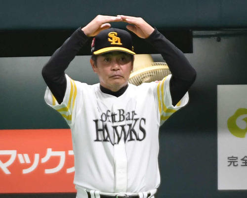 ソフトバンク対西武　5回表西武2死一、二塁、和田から田中への交代を告げる工藤監督（撮影・今浪浩三）
