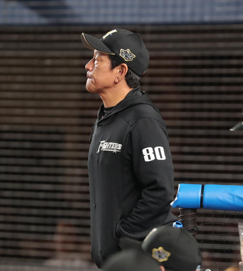ロッテ対日本ハム　険しい表情を浮かべる日本ハム栗山監督（撮影・佐藤翔太）