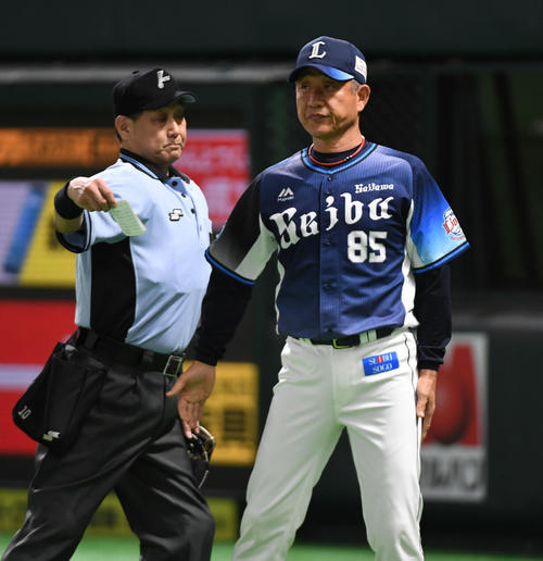 ソフトバンク対西武　6回途中、先発のザック・ニールの降板を告げる辻発彦監督（撮影・今浪浩三）